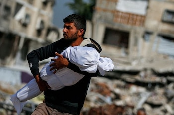 Un hombre palestino lleva el