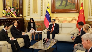 El dictador Nicolás Maduro estrecha