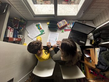 Un niño estudia y hace