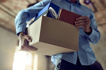 Trabajador recogiendo sus cosas (Freepik)