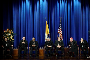 Los cardenales Daniel DiNardo,Timothy Dolan,