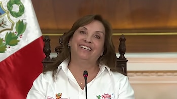 Dina Boluarte aparece sonriente ante