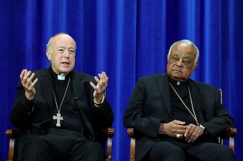 Los cardenales Robert McElroy y
