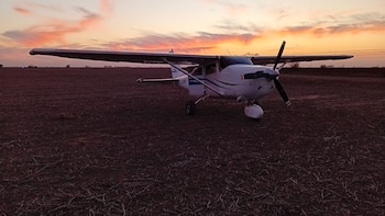 Una avioneta aterrizó en un