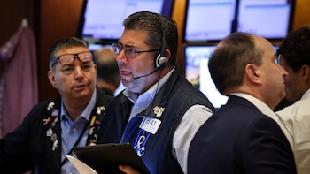 Las acciones de YPF operan