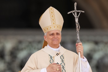 El Papa León XIV gesticula