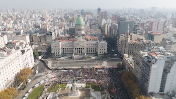 Los manifestantes se agrupan frente
