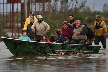 Una familia es evacuada en