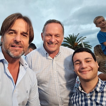 Agustín Cabrera junto a Luis
