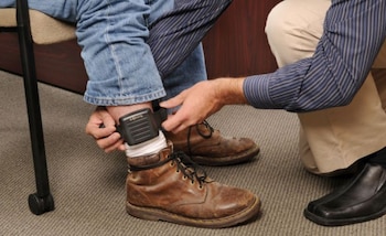 Un hombre con un brazalete