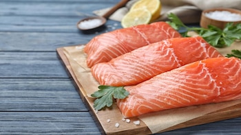 Consumir salmón, rico en proteínas